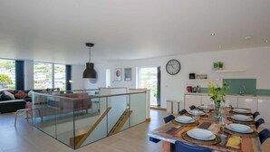 Ein modernes Apartment mit Essbereich, Küche und Wohnbereich.