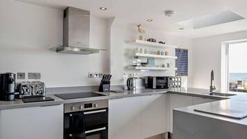 Oven, dishwasher, cookware/dishes/utensils