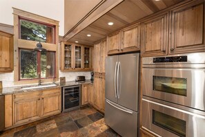 Private kitchen - New Listing | Hot Tub | Secluded Luxury Lodge | Dogs Welcome (Gallatin Gateway)