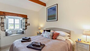 A bedroom with a bed, a window with shutters, a bedside table, a lamp, and a painting on the wall. - 2 Bed in Lancaster (oc-91411) (Clapham)