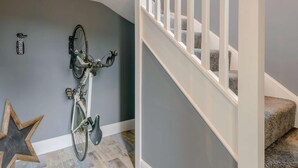 A staircase with a white railing, a grey wall, and a wooden star decoration. - 1 Bed in Colne (oc-86513) (Trawden)