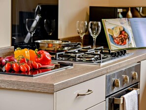 Oven, cookware/dishes/utensils - 1 Bed in Wells (oc-89685) (Priddy)