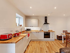Dishwasher, cookware/dishes/utensils - 1 Bed in Wotton-under-edge (oc-91936) (Wotton-under-Edge)