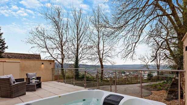 A hot tub with a view of a town and trees. - 1 Bed in Wotton-under-edge (oc-91936) (Wotton-under-Edge)