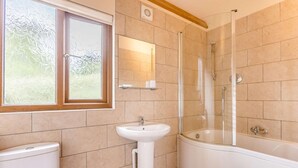 A bathroom with a toilet, sink, and bathtub. - 2 Bed in Bideford (oc-76507) (Bideford)