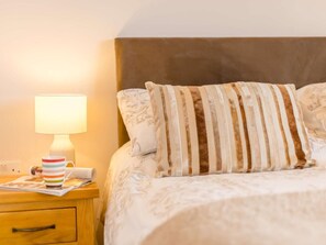2 bedrooms, travel cot, free WiFi, bed sheets - 2 Bed in Bideford (oc-76507) (Bideford)