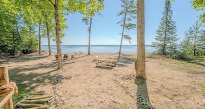 Huckleberry: Sleeps 4: Directly on Lake Michigan!
