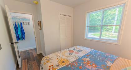 Huckleberry: Sleeps 4: Directly on Lake Michigan!