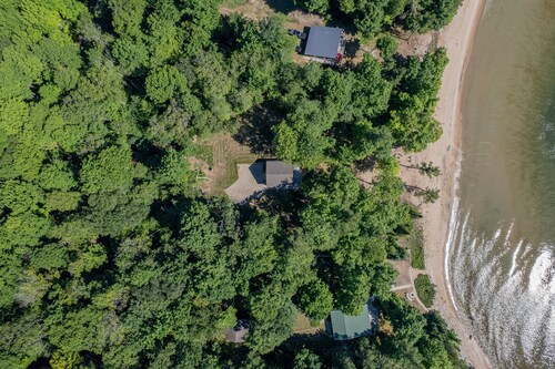 Huckleberry: Sleeps 4: Directly on Lake Michigan!