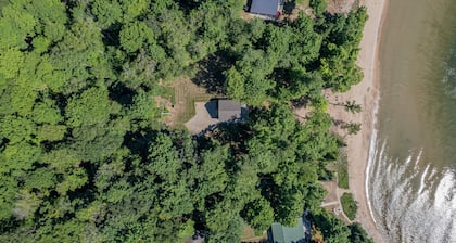 Huckleberry: Sleeps 4: Directly on Lake Michigan!