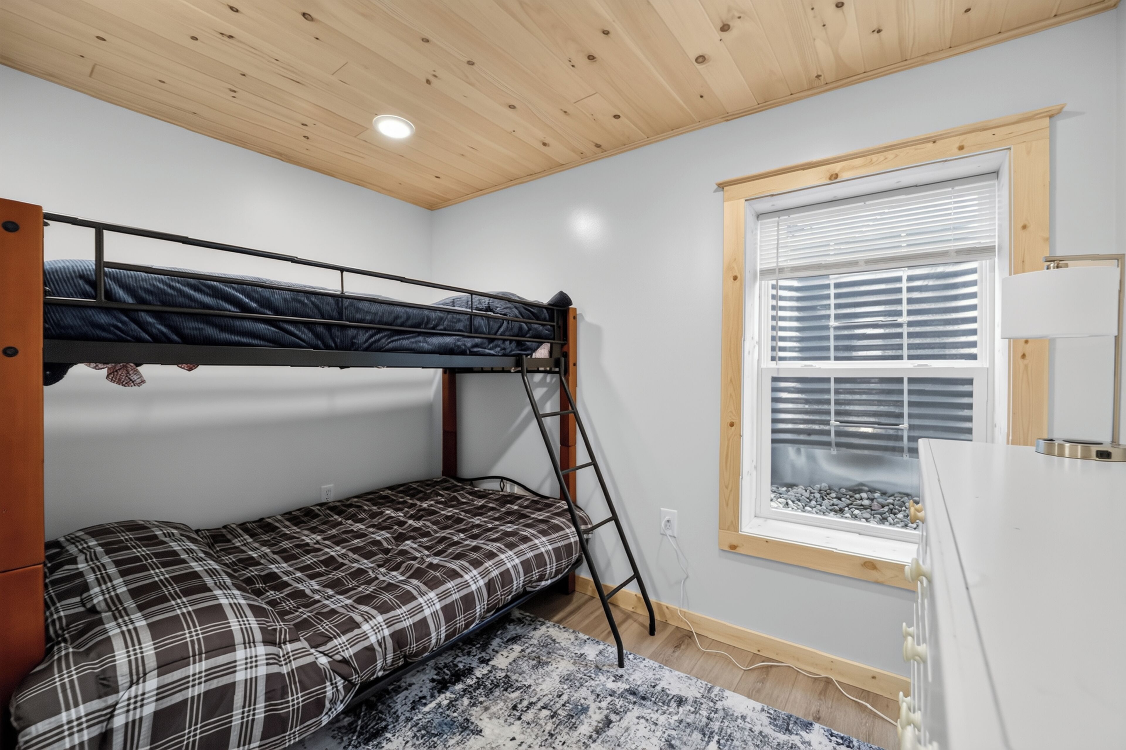 Iron/ironing board, WiFi (free), bed sheets