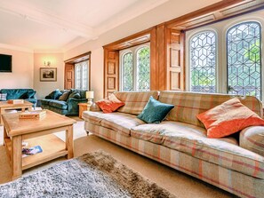 TV, fireplace - 7 Bed in Lorton (SZ565) (High Lorton)