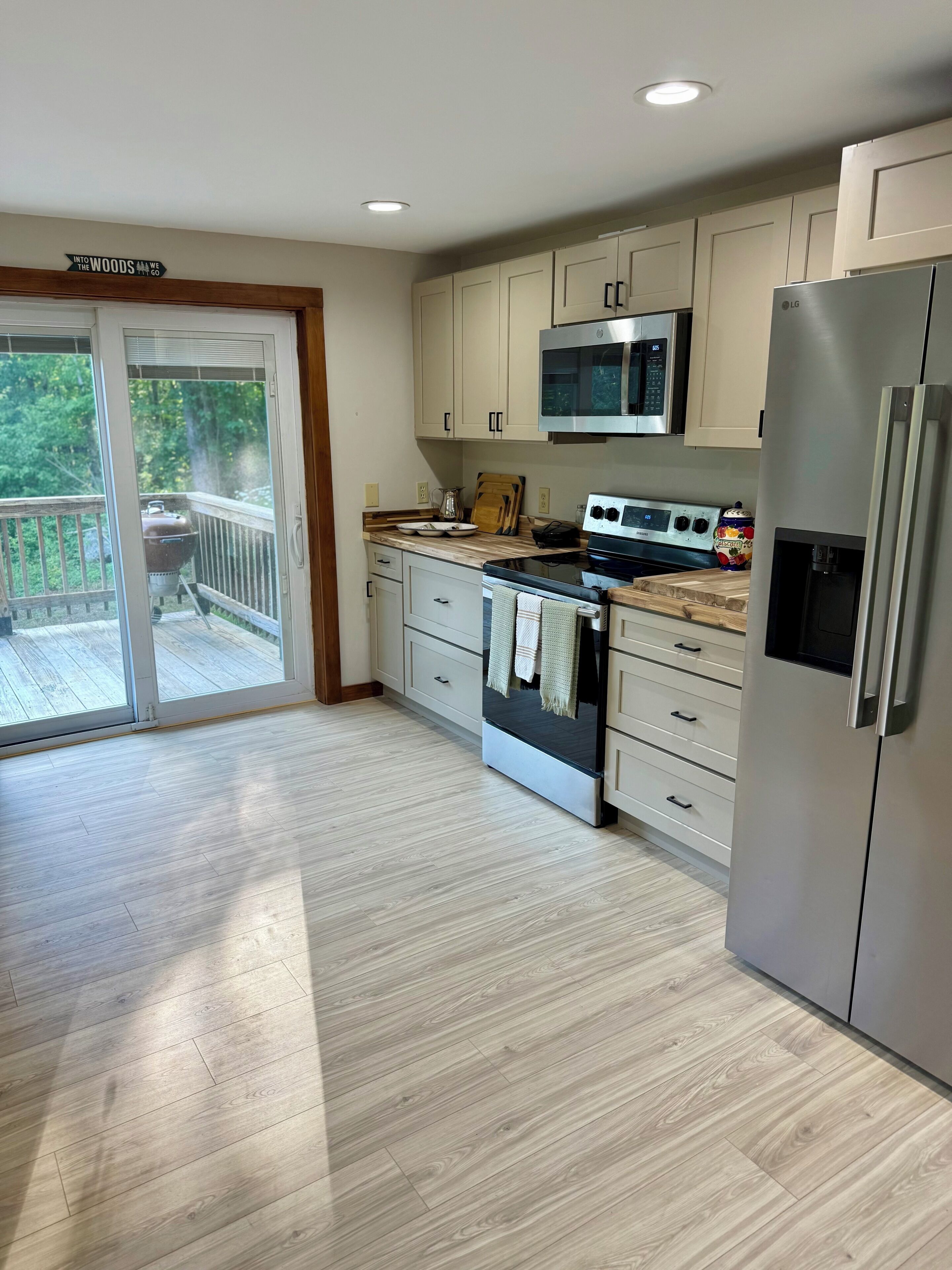 Coffee/tea maker, fridge, microwave, oven