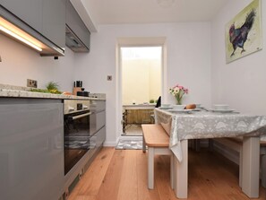 Fridge, oven, dishwasher, cookware/dishes/utensils - 2 Bed in Appledore (75307) (Appledore)