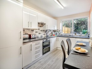 Dishwasher, high chair, cookware/dishes/utensils - 4 Bed in Windermere (oc-93832) (Bowness on Windermere)