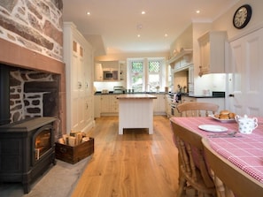 Fridge, dishwasher, cookware/dishes/utensils - 3 Bed in Eskdale (SZ055) (Irton with Santon)