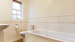 A bathroom with a bathtub, toilet, and sink. - 2 Bed in Keswick (oc-sz330) (Saint John's Castlerigg and Wythburn)