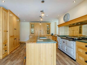 Highchair, cookware/dishes/utensils - 10 Bed in Keswick (oc-80001) (Stair)