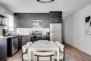 Coffee/tea maker, fridge, microwave, oven - Downtown Ottawa | Modern APT (Ottawa)