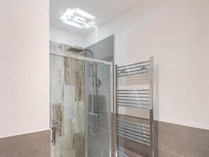 A modern bathroom with a glass shower enclosure, a chrome towel rack, and a recessed ceiling light. - 2 Bed in Newlands Valley (SZ352) (Borrowdale)