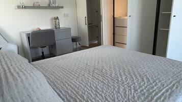 7 bedrooms, desk, iron/ironing board, travel crib