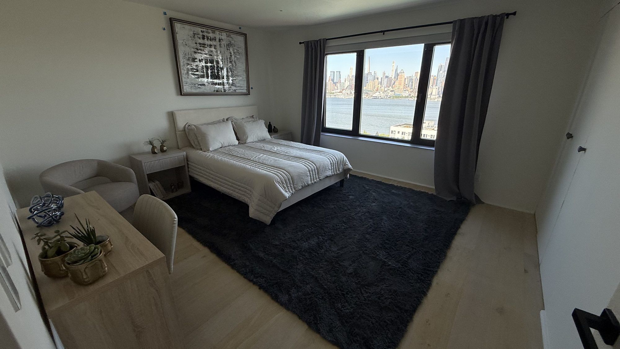 7 bedrooms, desk, iron/ironing board, travel crib