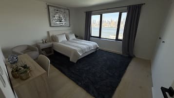 7 bedrooms, desk, iron/ironing board, travel crib