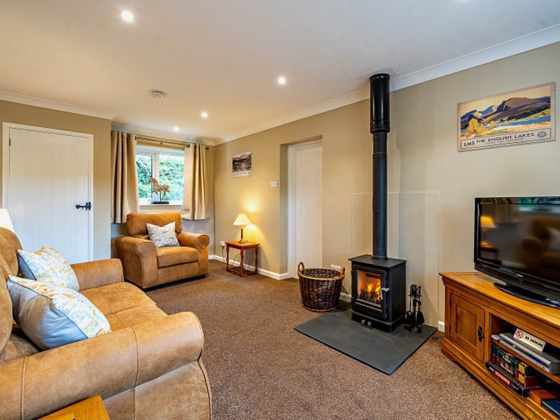 TV, fireplace