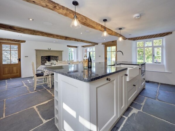 Oven, dishwasher, high chair, cookware/dishes/utensils - 3 Bed in Windermere (oc-sz596) (Windermere)