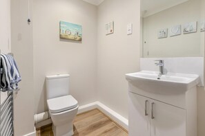 Bathroom - 3 Bed in Falmouth (oc-42709) (Goldenbank)