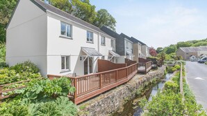 A row of modern, two-story houses with a narrow waterway between them. - 3 Bed in Falmouth (oc-42709) (Goldenbank)