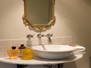 Bathroom - 7 Bed in Coniston (oc-lcc72) (Coniston)