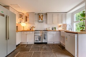 Microwave, dishwasher, cookware/dishes/utensils - 3 Bed in Lydbrook (oc-94490) (Central Lydbrook)