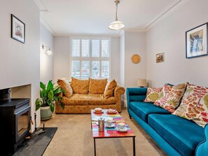 A living room with a sofa, a coffee table, a fireplace, and a window with blinds. - 3 Bed in Ripon (oc-94477) (Ripon)