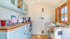 A compact kitchen with a wooden countertop, a sink, and cabinets. - 1 Bed in Leominster (oc-93060) (Pembridge)