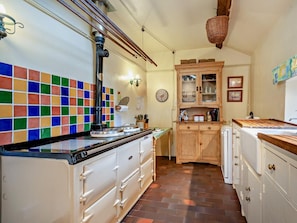 Dishwasher, high chair, cookware/dishes/utensils - 3 Bed in Holmrook (oc-94529) (Eskdale)