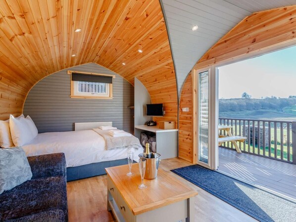 Travel crib, WiFi (free), bed sheets