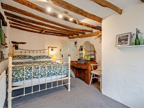 A bedroom with a bed, a desk, and a mirror. - 2 Bed in Kendal (oc-94582) (Brigsteer)