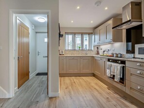 Dishwasher, highchair, cookware/dishes/utensils - 2 Bed in Wareham (oc-94520) (West Lulworth)