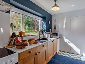 Dishwasher, high chair, cookware/dishes/utensils - 1 Bed in Buckie (oc-94536) (Cullen)