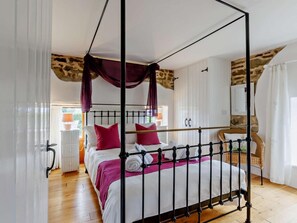 A four-poster bed with a canopy, white bedding, and red pillows. - 4 Bed in Bideford (oc-owlbr) (Higher Clovelly)