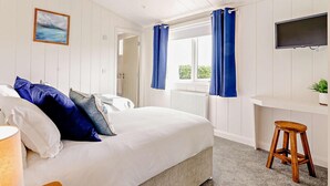 A bedroom with a bed, a desk, a TV, and a window with curtains. - 2 Bed in St. Andrews (oc-93230) (St Andrews)