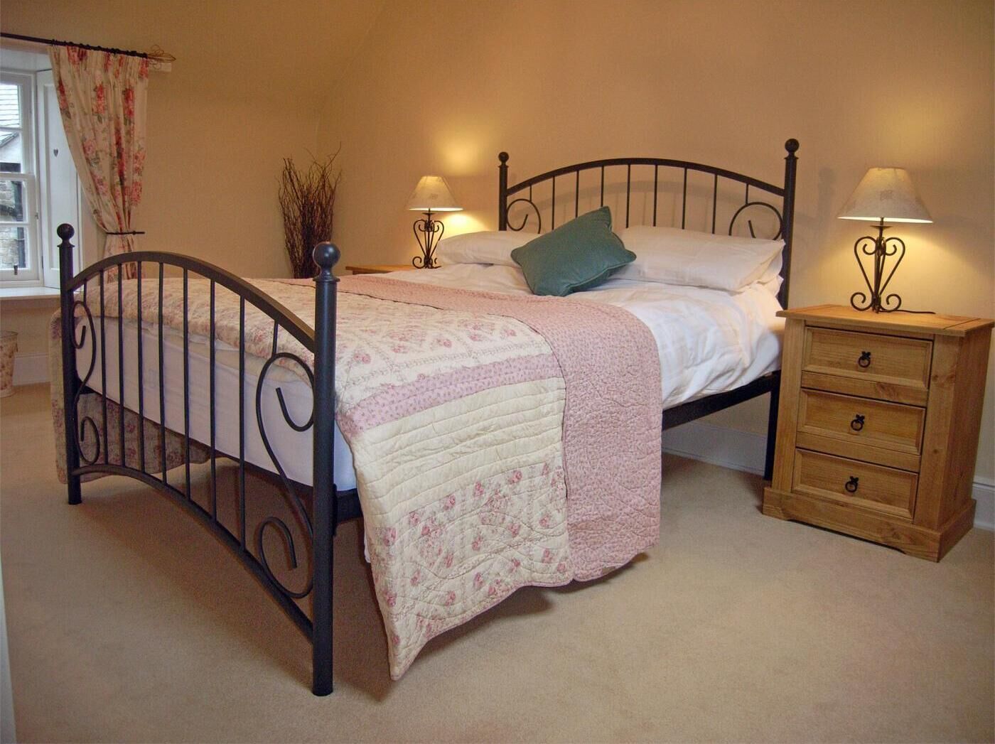 2 bedrooms, travel cot, free WiFi, bed sheets