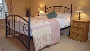 2 bedrooms, travel cot, free WiFi, bed sheets