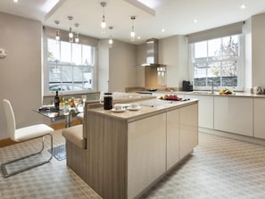 Oven, dishwasher, cookware/dishes/utensils - 1 Bed in Ambleside (oc-58535) (Hawkshead)