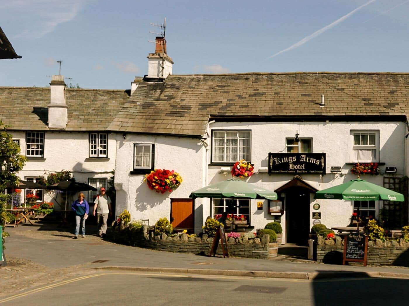Un edificio tradizionale bianco con un cartello che riporta 'Kings Arms Hotel'.
