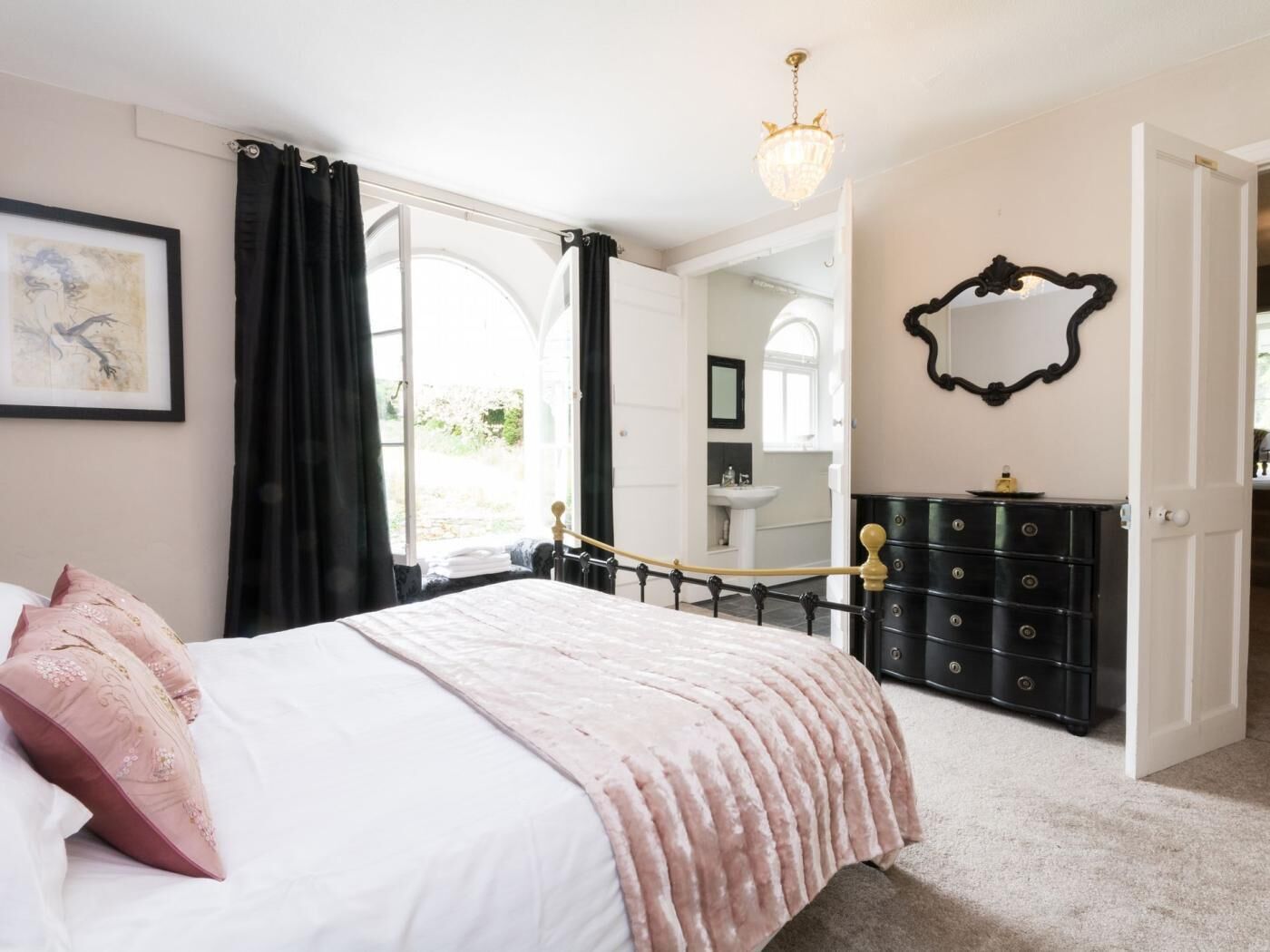 10 bedrooms, travel cot, free WiFi, bed sheets