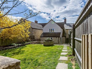 A stone house with a sloped roof, a wooden fence, and a stone pathway leading to the entrance. - 3 Bed in Witney (oc-82478) (Hailey)