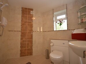 A bathroom with a shower, toilet, and sink. - 1 Bed in Newton Abbot (oc-peboo) (Caton)