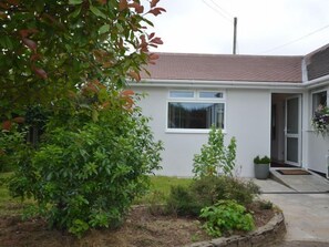 A residential house with a white exterior, a tiled roof, and a front door. - 1 Bed in Newton Abbot (oc-peboo) (Caton)